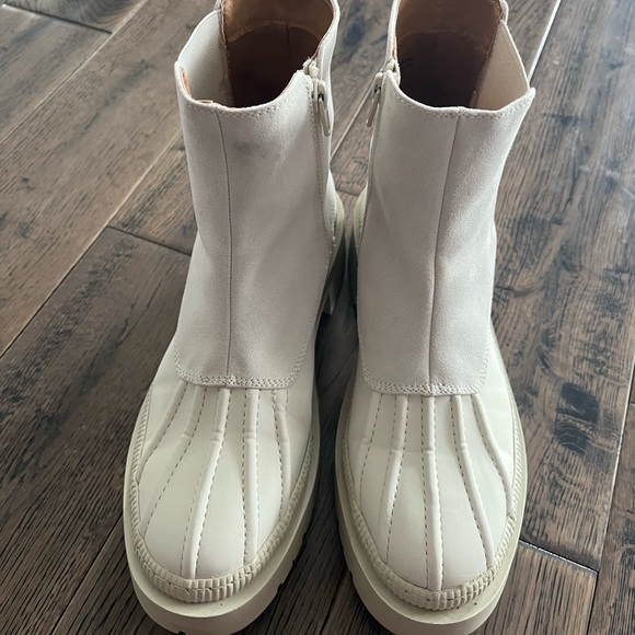 White Boots - Picture 2 of 7